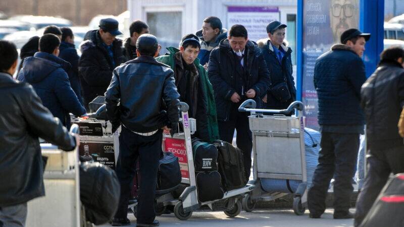 2019年12月22日，北韩工人在符拉迪沃斯托克（海参崴）机场等待他们的航班。（法新社）(photo:LTN)