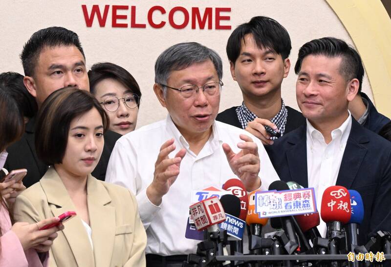 台灣民眾黨主席柯文哲22日率4位黨籍議員赴北市議會拜會議長戴錫欽，並在會後受訪。（記者劉信德攝）