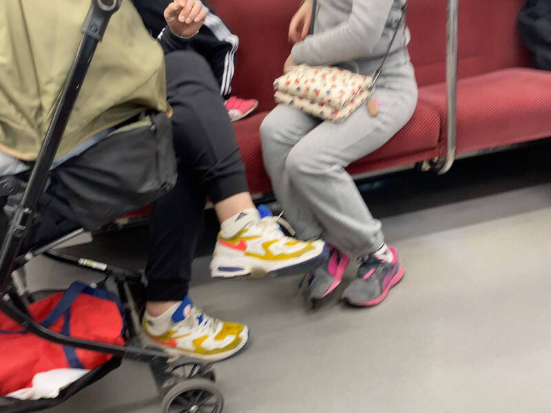 日本网友发现一对中国游客家庭，父母放任孩子穿鞋踩踏座椅。（翻摄自推特）(photo:LTN)