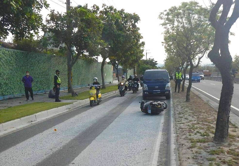 台中騎士在大里環河路打滑摔車，差一點就滑進小貨車底下。（記者陳建志翻攝）