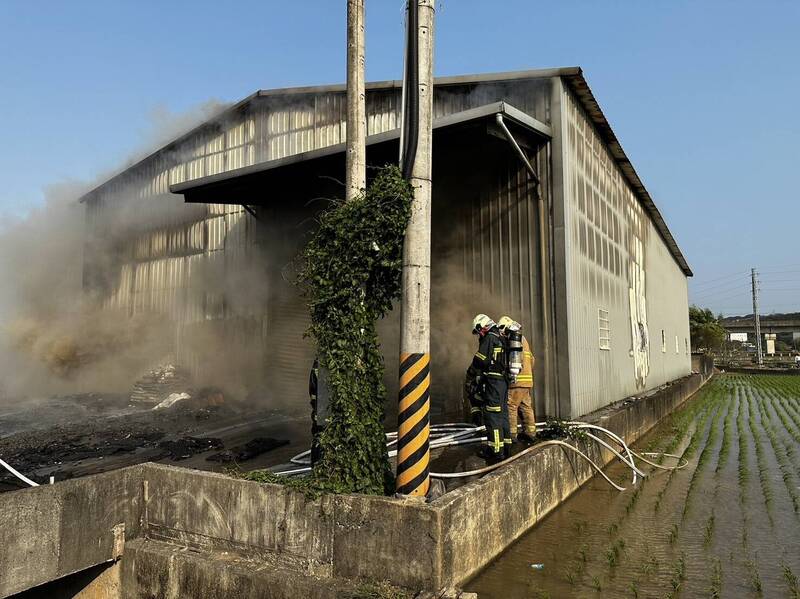 新竹縣湖口鄉一間鐵皮倉庫一把火燒掉了600萬，縣府消防局調查後初步排除有人為縱火的問題。（竹縣府消防局提供）