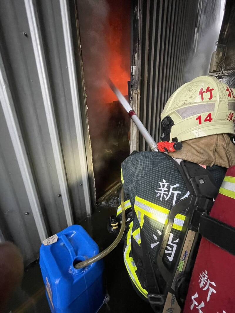 新竹縣湖口鄉一間鐵皮倉庫一把火燒掉了600萬，縣府消防局調查後初步排除有人為縱火的問題。（竹縣府消防局提供）