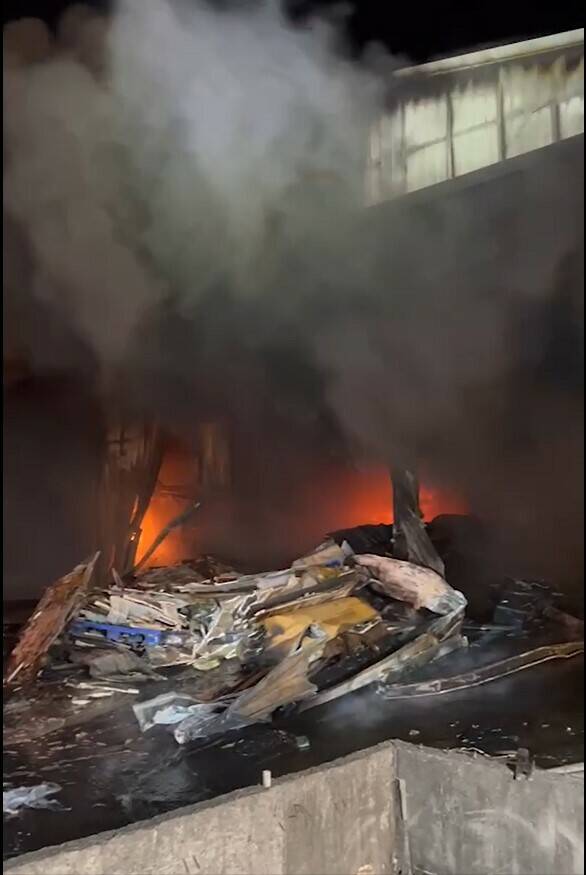 新竹縣湖口鄉某鐵皮廠房昨天下午大火，粗估損失600萬元。（竹縣府消防局提供）
