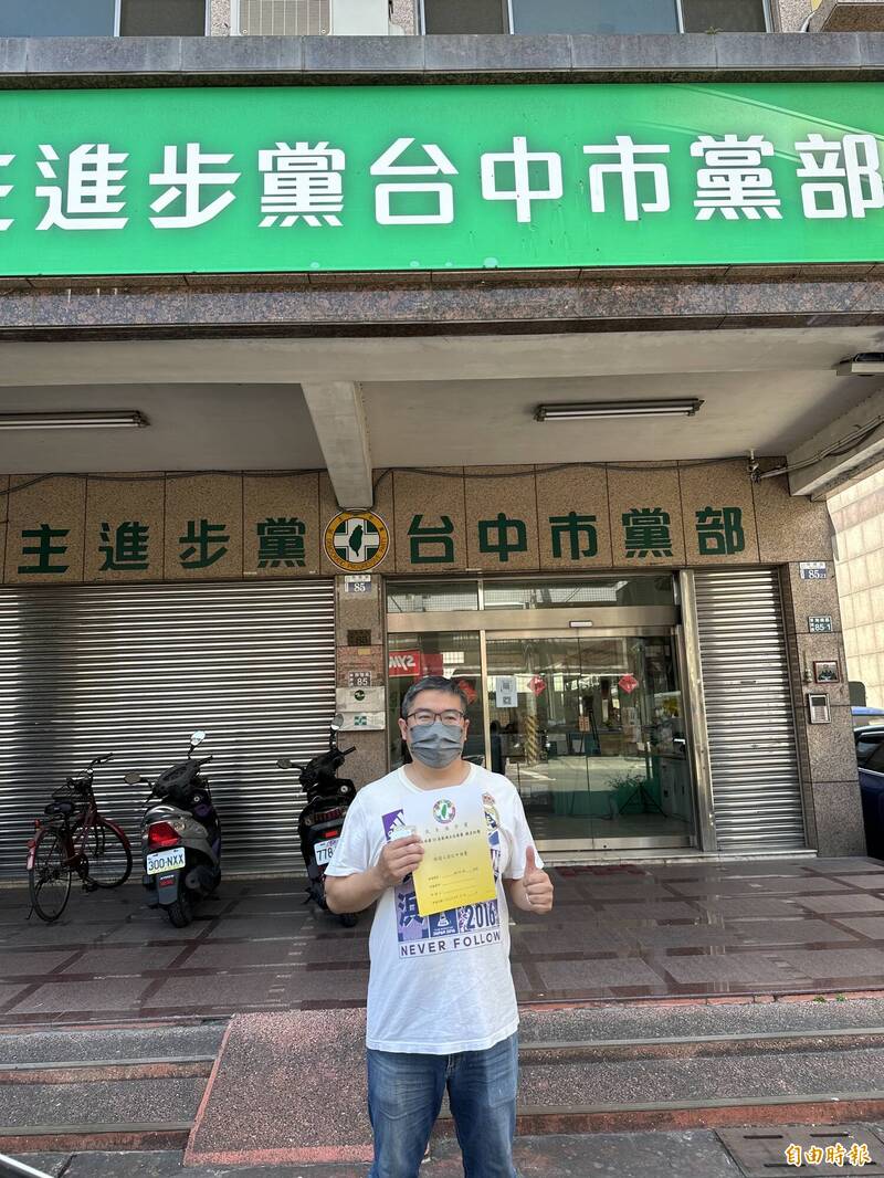 前市議員何敏誠的兒子何昆霖今天委託人至民進台中市黨部代領立委參選表格。（記者蘇金鳳攝）