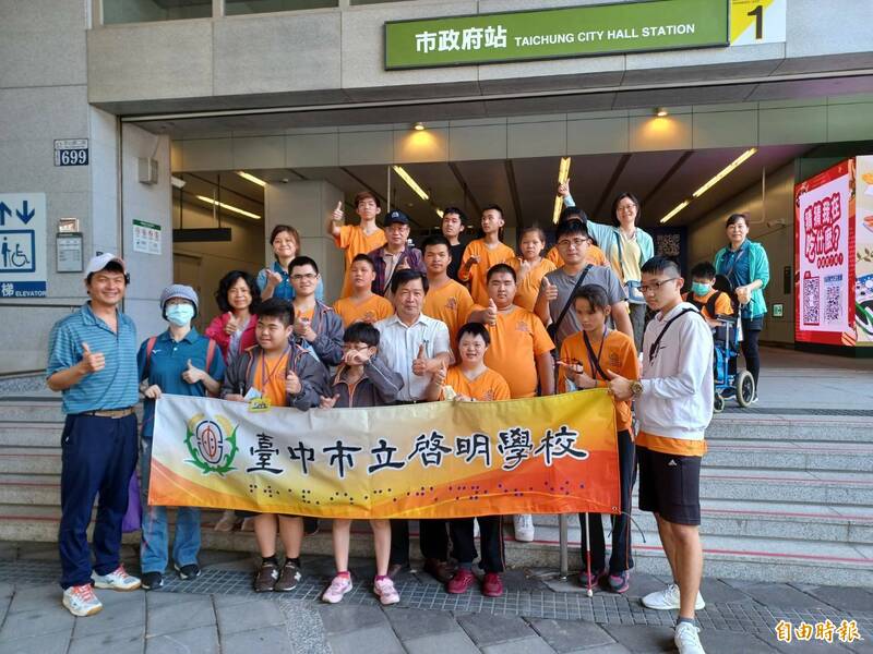 台中啟明學校弱勢生體驗搭乘台中捷運。（記者張軒哲攝）