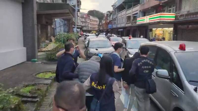 台北市警方到雙溪分駐所將4名搶嫌帶回偵辦。（記者吳昇儒翻攝）