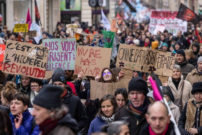 法国反年改示威此起彼落，图为3月7日在东部城市第戎（Dijon）街头的抗议活动。（法新社资料照）(photo:LTN)