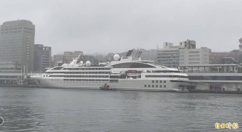 法國龐洛郵輪日麗號（Ponant Le Soleal）今天早上首航基隆港。（記者盧賢秀攝）