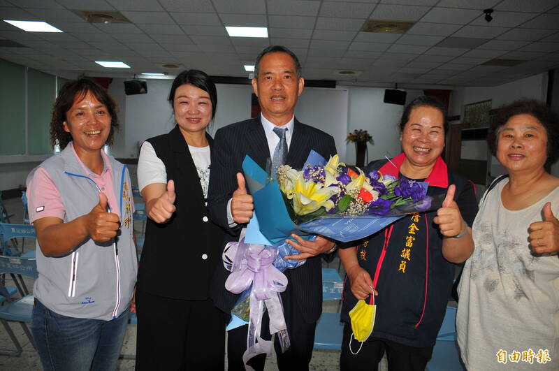 富里鄉農會總幹事張素華（左二）拿出花束獻給代理鄉長江東成（中），張素華說，感謝江這段時間讓富里看到朝氣和希望，也會支持江參選鄉長。（記者花孟璟攝）