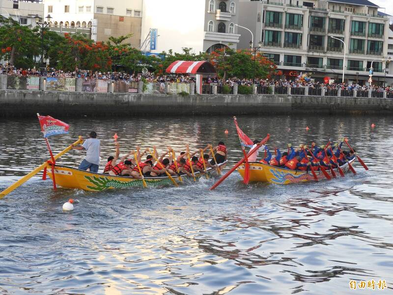 2023台南國際龍舟錦標賽，將於6月18日登場。圖為2020年熱鬧賽況，民眾在岸邊觀看加油。（記者洪瑞琴攝）