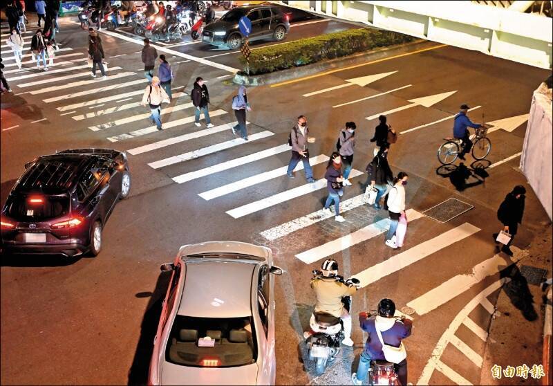 3/31 Cars and motorcycles were directly fined 3600 yuan for not yielding to pedestrians, and 265