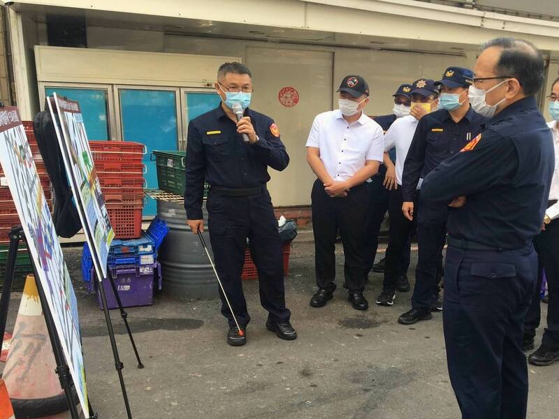 彰化縣警局長張國雄（右）今天率員到彰化市民生地下道會勘警力部署，嚴防大甲媽遶境暴力滋事。（警方提供）