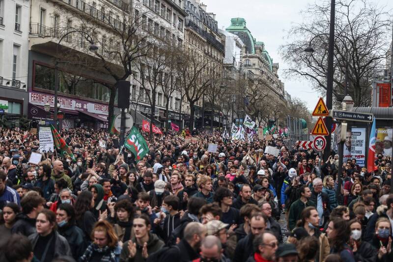 法國百萬人上街抗議，反對政府強推年金改革。（歐新社）