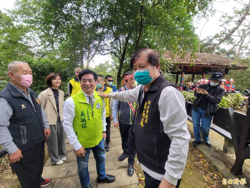 土城原住民族生態公園獲立委吳琪銘（中）及議員多方協助下，由原住民族委員會補助及市府撥款補助整修。（記者翁聿煌攝）