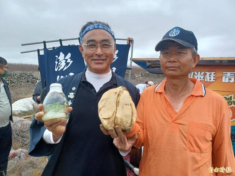 高餐大老師陳千浩〈左〉、菓葉農場主人呂世強，合作種植九州地瓜。（記者劉禹慶攝）