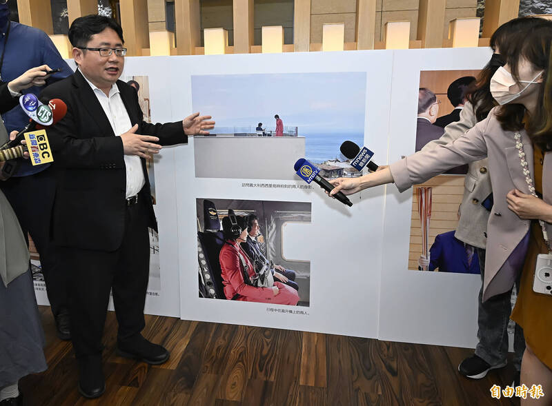 產經新聞台北支局局長矢坂明夫說明照片的背景故事。（記者陳志曲攝）