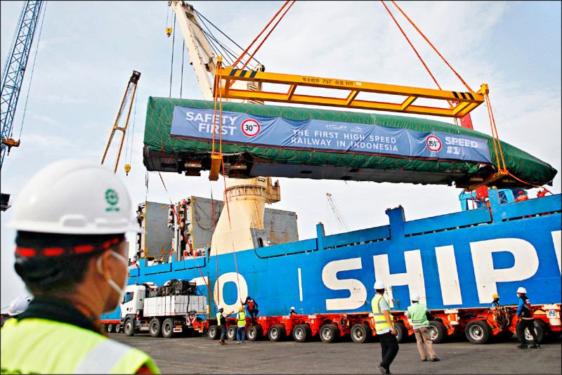 去年九月二日运抵印尼首都雅加达丹戎不碌港的一节电联车厢，为中国「一带一路」经济战略在当地投资一环。（路透档案照）(photo:LTN)