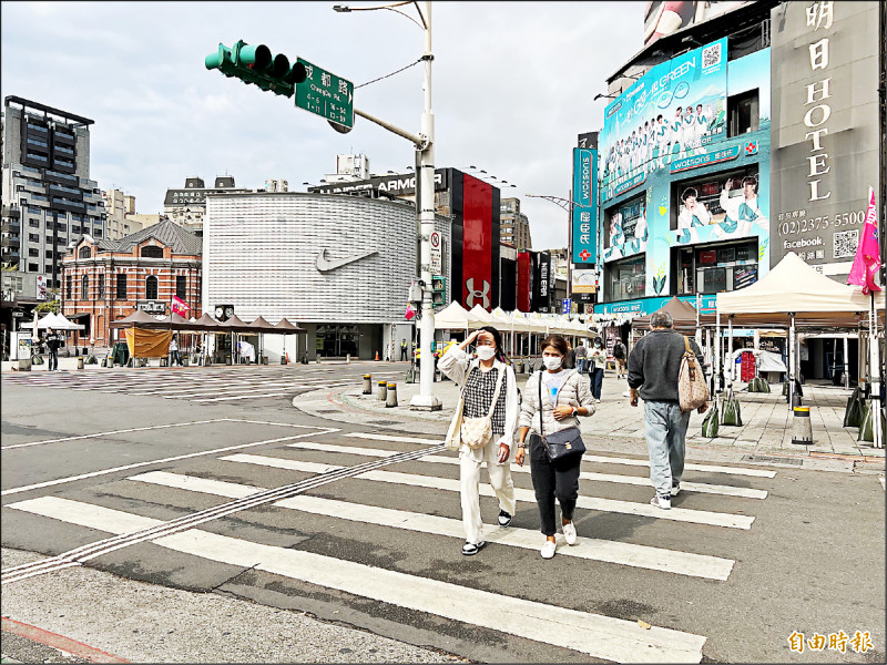 台北市警察局交通警察大隊昨日起展開行人路權大執法專案。（記者蔡亞樺攝）