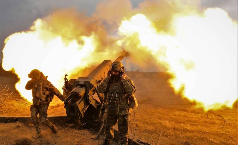 烏軍發射D-30牽引榴彈砲，轟炸巴赫姆特附近的俄軍陣地。（美聯社）