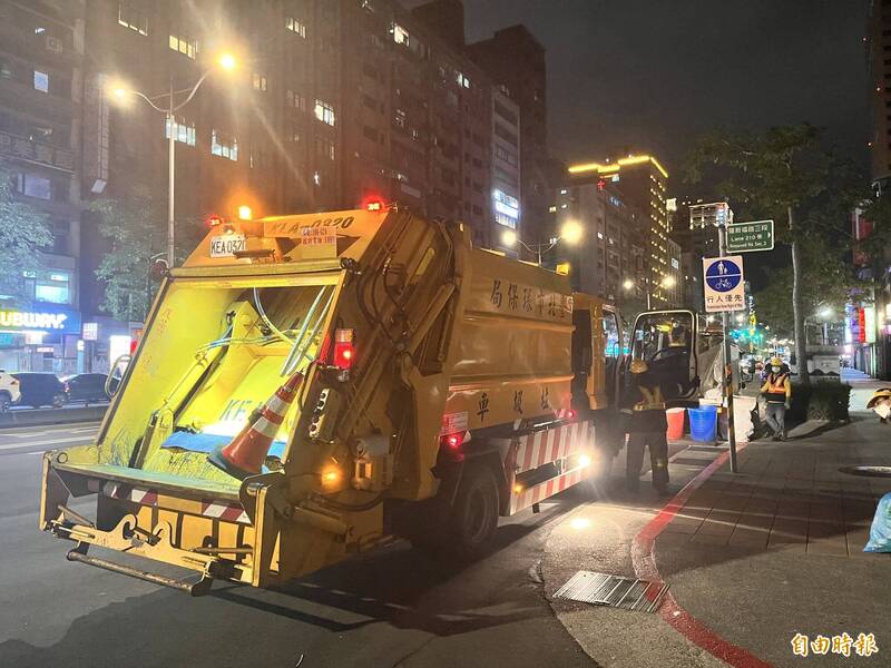 垃圾車在執行任務時，臨時停車不受「道路交通安全規則」限制。（記者蔡思培攝）