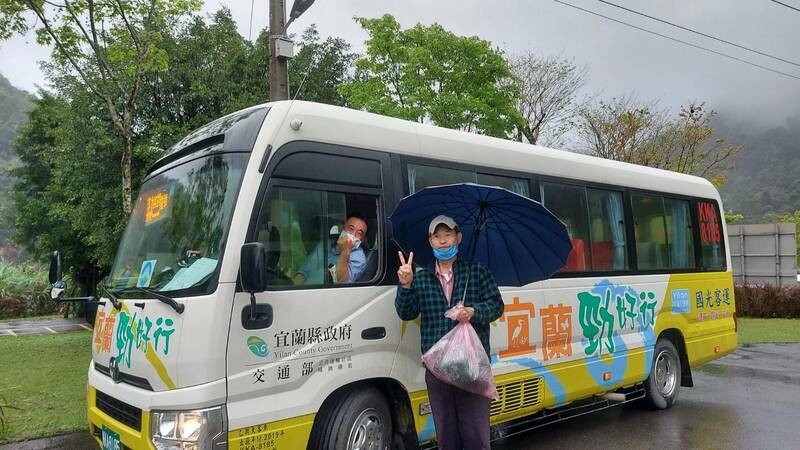 宜縣清水地熱啟動假日接駁，首發車「1人包車」。（讀者提供）