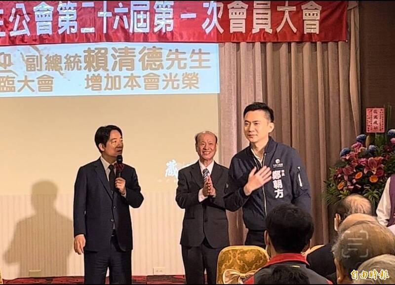 副總統賴清德（左）聽了鄭朝方（右）上任竹北市長後資源分享的作為後表示肯定，稱許鄭朝方格局高、胸襟寬，不僅照顧竹北鄉親，也願意幫助其他鄉鎮民眾。（記者廖雪茹攝）