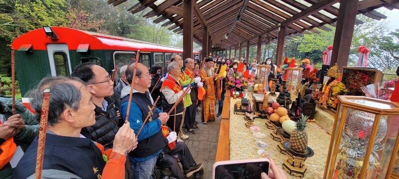 嘉邑北門上帝廟、阿里山受鎮宮玄天上帝神尊今天搭乘阿里山林鐵山巡祈福，祈求普降甘霖解除旱象，庇佑阿里山林鐵行車平安。 （嘉邑北門上帝廟提供）