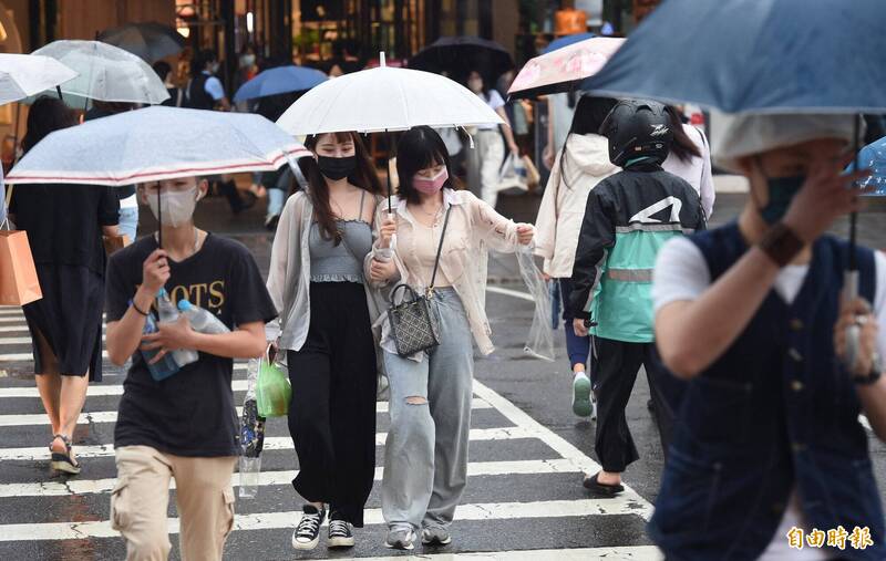 今日鋒面雨帶影響；中部以北及東半部有局部陣雨，南部有局部短暫陣雨的機率，北台明顯偏涼。（資料照）