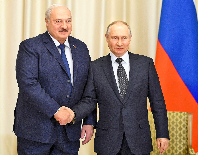 俄罗斯总统普廷（右）和白俄罗斯总统卢卡申科（左）达成协议，将在白俄境内部署战术核武，被认为意在威吓北大西洋公约组织（NATO）。（路透档案照）(photo:LTN)