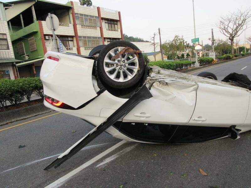 陳男駕駛的小客車翻覆在豐勢路上。（民眾提供）