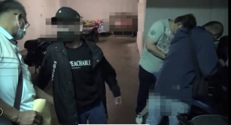 62歲老藥頭(左二)狡猾見陌生人就快閃,高市刑大圍捕搜出海洛因毒品。(民眾提供) 62歲老藥頭(左二)狡猾見陌生人就快閃,高市刑大圍捕搜出海洛因毒品。(民眾提供)