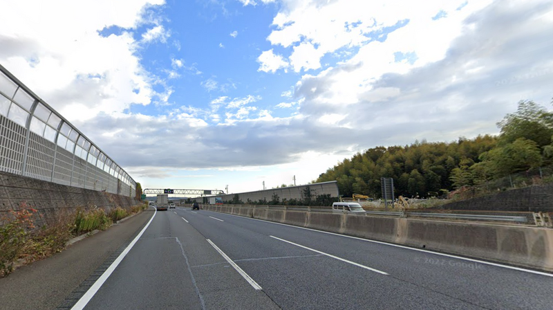 日本三重县龟山市东名坂高速公路发生5车连环事故，导致8人送医且其中1人死亡。东名坂高速公路三重路段示意图。（图撷自Google街景）(photo:LTN)