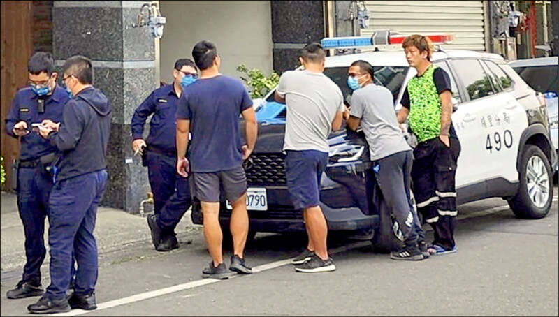 南投縣埔里鎮母子陳屍住處,警方趕抵現場調查。(民眾提供) 南投縣埔里鎮母子陳屍住處,警方趕抵現場調查。(民眾提供)