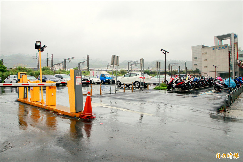 基隆市政府計畫與台鐵合作開發七堵火車站旁土地。（記者俞肇福攝）