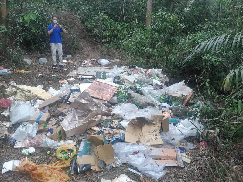 苗栗縣銅鑼鄉竹森村一處空地，遭濫倒廢棄物，警方獲報到場，在廢棄物堆內一塊木板上發現一家木材廠字印，進而揪出濫倒行為人64歲周姓男子。（警方提供）