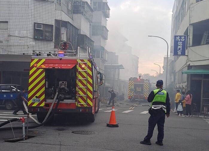 北屯區民宅火警，大量濃煙竄天。（民眾提供）