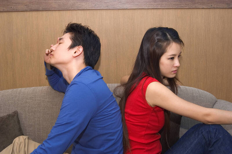 黃女不顧家人反對,執意嫁給當時入監服刑的陳姓受刑人,兩人於監獄內結婚,黃女堅信陳男會重新做人,但僅3年就夢碎,法院判決准予離婚。(情境照) 黃女不顧家人反對,執意嫁給當時入監服刑的陳姓受刑人,兩人於監獄內結婚,黃女堅信陳男會重新做人,但僅3年就夢碎,法院判決准予離婚。(情境照)
