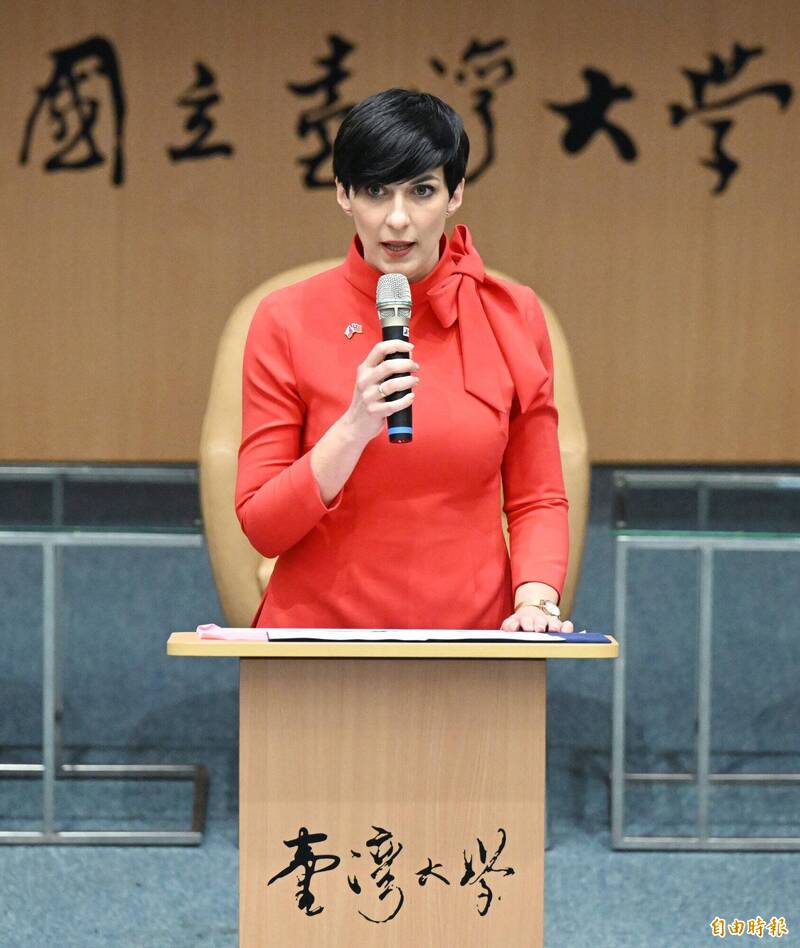  來訪的捷克眾議院議長艾達莫娃（Marketa Pekarova Adamova）28日在台灣大學錢思亮紀念講堂，向師生發表演說。（記者廖振輝攝）