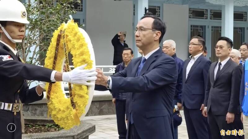 國民黨主席朱立倫（中）前往慈湖陵寢謁陵，率黨務人員鞠躬致敬。（記者李容萍攝）