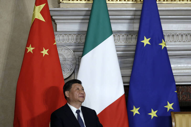 義大利財經媒體發行週日特刊報導「焦點中國，內容及標題引發編輯委員會不滿，認為純粹是為吸引赴中投資的宣傳。圖為習近平與中國、義大利國旗。（美聯檔案照）