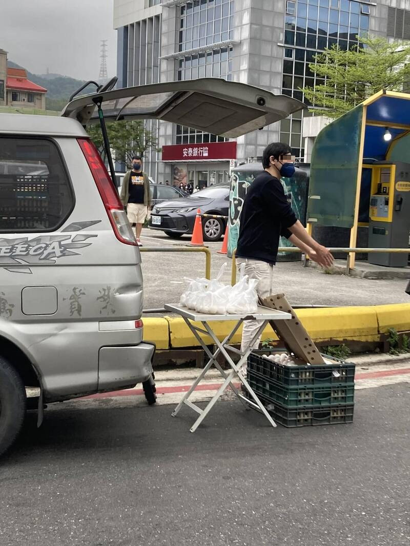 今（29）日中午內湖科學園區出現有人將廂型車停在路邊販賣「結緣蛋」。（圖取自臉書_孫德鴻）