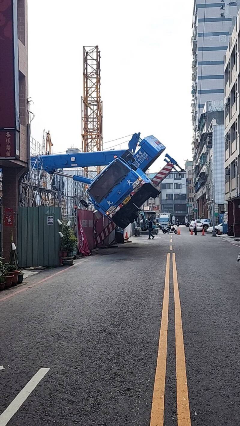 吊車車身離開路面懸空。（民眾提供）