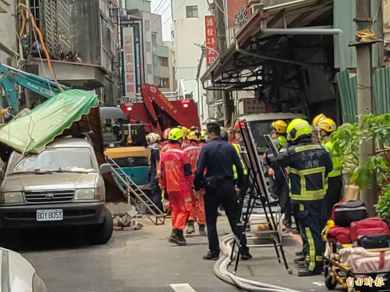 消防局與警方封鎖巷弄搶救中。（記者張瑞楨攝）