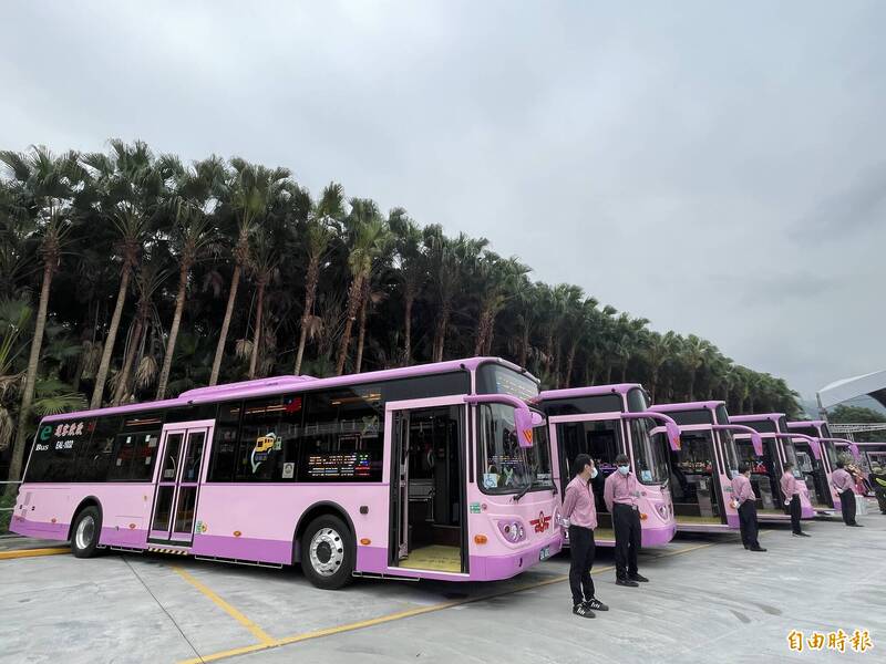 欣欣客運經營羅斯福路幹線，投入27輛電動公車提供服務。（記者蔡亞樺攝）