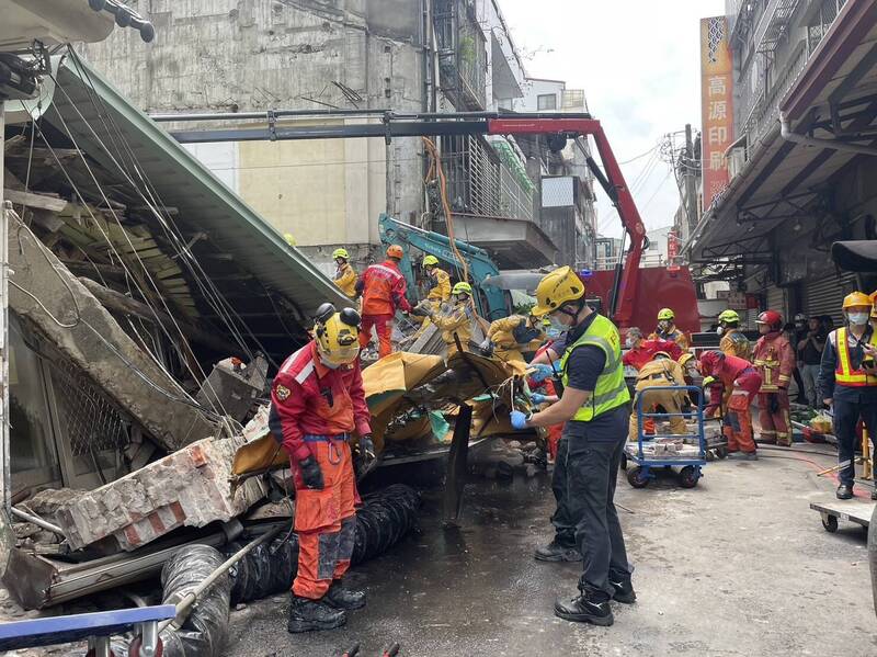 台中台灣大道一處房屋今天上午發生工安事故，1棟2樓磚造老宅今上午發生倒塌造成3名工人受困，1人救出送醫不治。（市府提供）