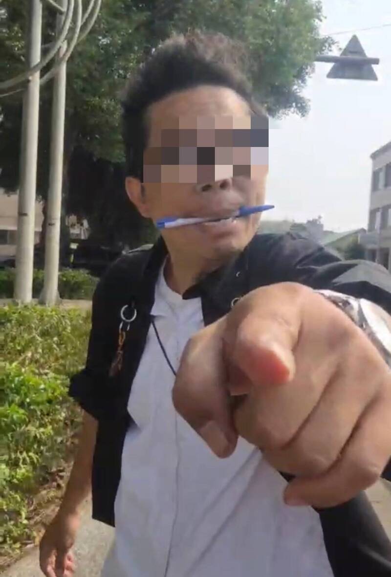 咬筆男子因討菸被拒大爆走，還追入分局攻擊員警。（讀者提供）