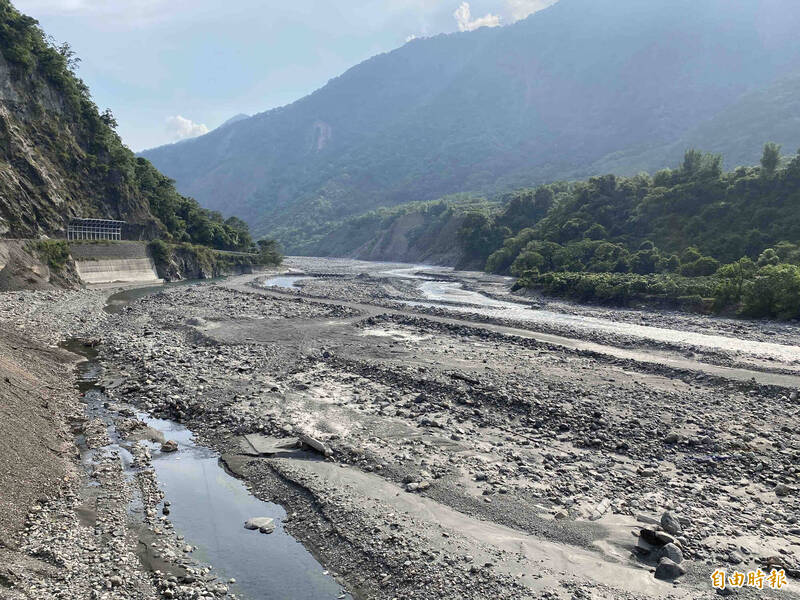 高屏溪上游河道遭土石淤積。（記者黃旭磊攝）