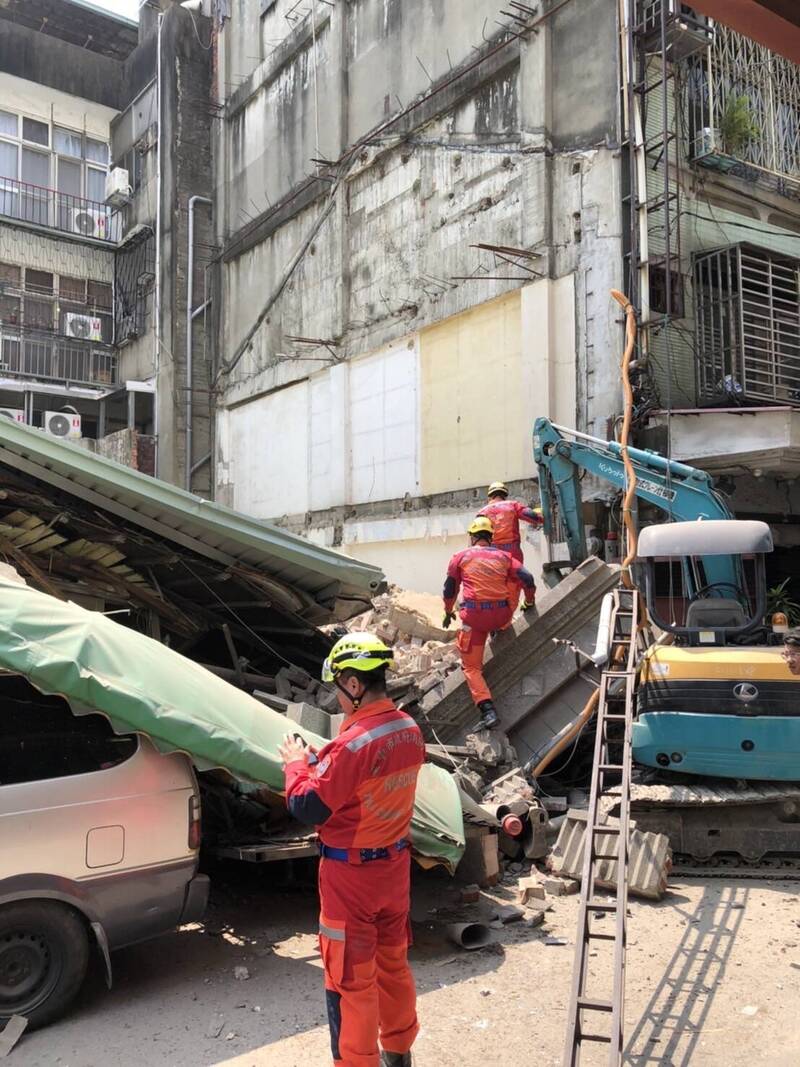 台中市中區台灣大道一段的巷弄內驚傳工安意外，案發處是相鄰的5號、7號兩棟二樓老宅，準備重建的7號今天繼續動工拆除時，5號突然倒塌當場有3名工人被壓在瓦礫堆中。（民眾提供）