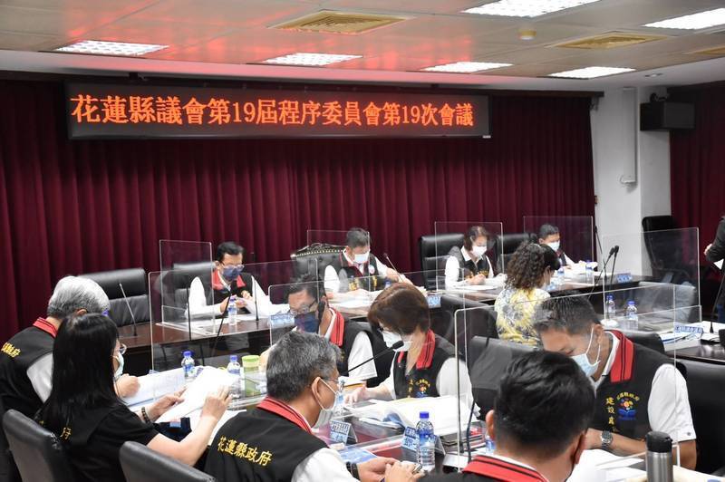花蓮縣政府提出2021年版「花蓮縣礦石開採景觀維護特別稅自治條例草案」送議會審查,但由於稅額有官司爭議,在議會程序委員會被退回要求重送。(資料照) 花蓮縣政府提出2021年版「花蓮縣礦石開採景觀維護特別稅自治條例草案」送議會審查,但由於稅額有官司爭議,在議會程序委員會被退回要求重送。(資料照)