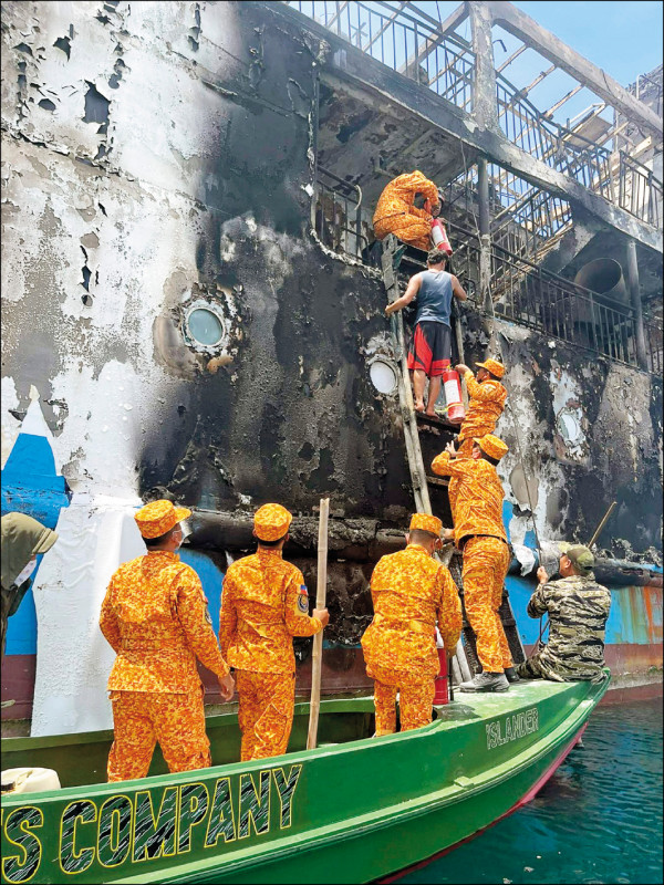 海巡队成员乘小船抵达并登上失事渡轮，查看受损情况。（美联社）(photo:LTN)